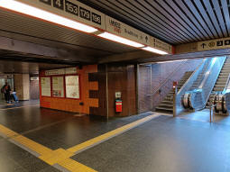 Accesses to the Bf Deutz/LANXESS arena station's platforms from the concourse, with the southbound nearest