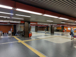 Concourse, with access to the eastbound platform on the left
