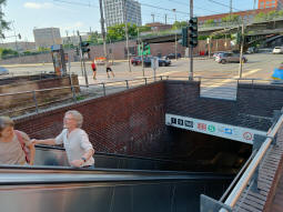 Accesses to the station from the platforms of Bf Deutz/LANXESS arena station, the nearest being from the northbound