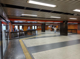 Western accesses to the platforms from the concourse
