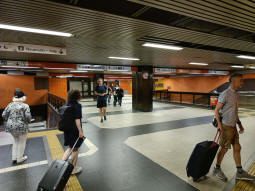 Western end of the concourse, with this end's accesses to the platforms (westbound on left)