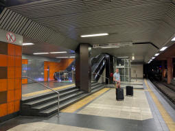 Eastern exits, for interchange to Bf Deutz/LANXESS arena station, from the westbound platforms