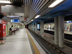 East- and westbound platforms from the eastbound