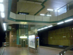 Looking up from the northbound non-Stadtbahn platform