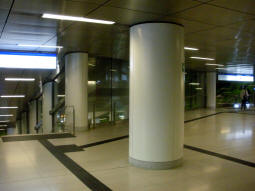 Stairs and escalators down to the north- (left) and southbound platforms