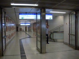 The stairs and escalators up to the northbound and south-eastbound platforms coming from the south- and eastbound platforms