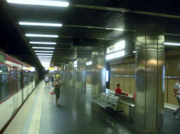 The Stadtbahn island platform from the northbound side