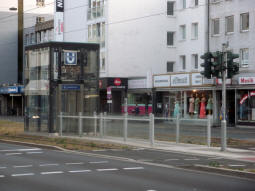 The lift down to the northbound platform and the platform for trams via Heinrich-Heine-Allee