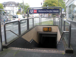 The entrance to the underground station for north- and southbound by the eastbound platform