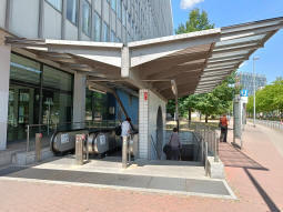 One of the entrances at the southern end of the southbound (and northbound arrival) platform