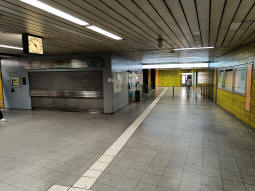Looking towards the platforms from the northern concourse