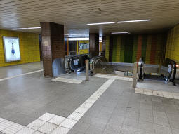 Access down to the platforms from the northern concourse