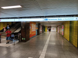 Northern exit on the left, access to the southwest-bound platform on the right, from the northeast-bound platform