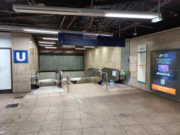 Entrance to the westbound platforms from the mainline station