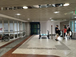 Access to the northbound platform from the concourse level. The sign was the wrong way round -- the exit (ausgang) is off to the left, and on the other side it listed line destinations for the platform