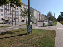 Accesses to the southbound platform on this side of the road and to the northbound on the other side