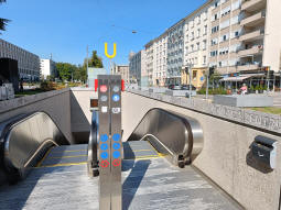 Escalators to the southbound platform