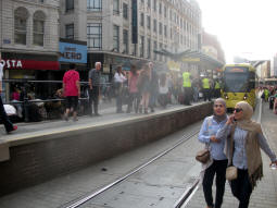 The platforms with the platform for trams via Piccadilly Gardens or St. Peter's Square nearest