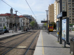 The platforms from the one for trams to Hospital S�o Jo�o