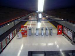The island platform at María Tudor station from one of the escalators to the street